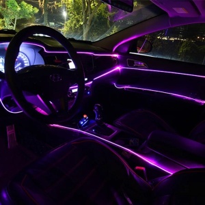 Lumini ambientale RGB mov pentru interior auto, cu efect neon elegant pe bord, uși și consola centrală.