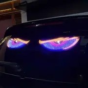 Panouri LED Devil’s Eye montate pe mașină, cu iluminare intensă pentru un efect vizual spectaculos pe timp de noapte.