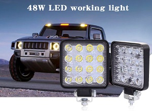 Proiectoare LED 48W pătrate prezentate în context de utilizare pe SUV și vehicule de teren, pentru lumină suplimentară în exterior.