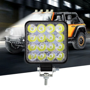 Proiector LED auto 48W pentru off-road, SUV și vehicule de teren, cu fascicul larg pentru iluminare suplimentară.
