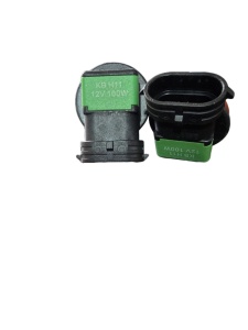 Detaliu soclu pentru bec halogen H11 12V 100W, util pentru verificarea compatibilității înainte de montaj.