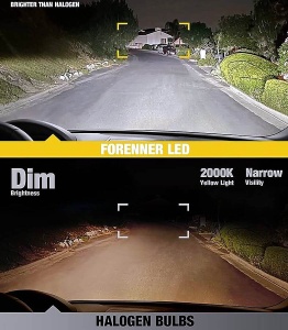 Comparație între iluminarea oferită de becul LED H4 și un bec halogen, evidențiind lumina mai albă și vizibilitatea mai bună pe timp de noapte.