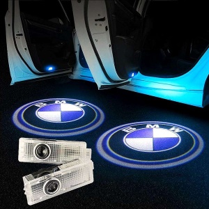 Set de proiectoare LED pentru portiere BMW, cu lumină albă și logo proiectat uniform pe asfalt.