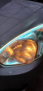 Montaj real pe far auto al benzii LED DRL flexibile, pentru un aspect modern și vizibilitate crescută.