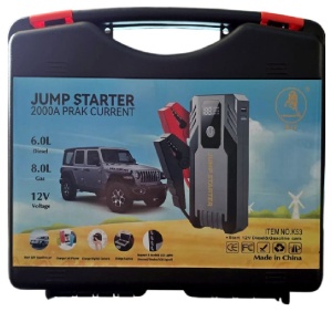 Cutia de transport pentru jump starter auto K53, cu design compact și etichetă de identificare a produsului.