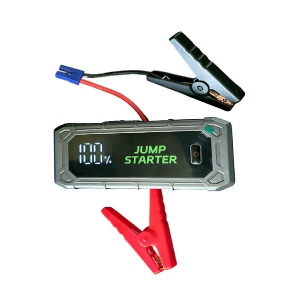 Detaliu al jump starterului auto LS60 conectat la clești, cu afișaj digital vizibil și design compact pentru intervenții rapide.