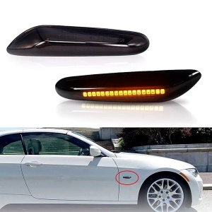 Semnalizări dinamice BMW montate pe aripă, cu aspect fumuriu discret și iluminare laterală modernă.