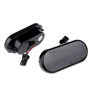 Detalii ale semnalizării dinamice LED fumurii pentru Volkswagen, cu accent pe carcasă, finisaj și conectorul de montaj.