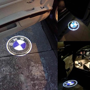 Exemplu de iluminare ambientală cu logo BMW proiectat pe sol la deschiderea ușilor.