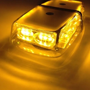 Lampa girofar LED galbenă aprinsă, cu iluminare intensă și dispersie uniformă pentru semnalizare eficientă pe timp de noapte.