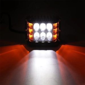 Proiector LED bicolor Tucrim cu lumină albă și galbenă în funcțiune, evidențiind efectul combinat pentru vizibilitate excelentă.
