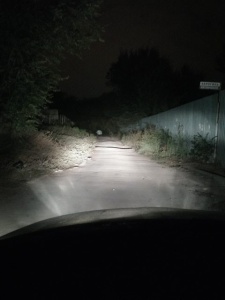 Iluminare pe drum realizată cu becuri halogen H4 5000K, utilă pentru prezentarea fasciculului și a vizibilității în condusul de noapte.