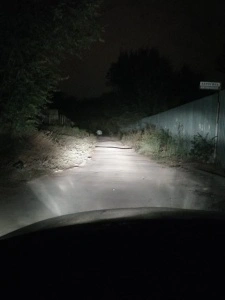 Iluminare pe drum realizată cu becuri halogen H4 5000K, utilă pentru prezentarea fasciculului și a vizibilității în condusul de noapte.