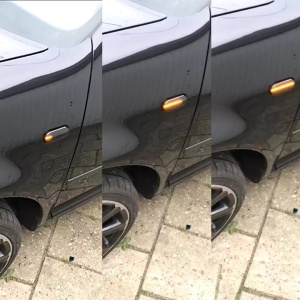 Semnalizare dinamică Seat montată pe aripă, surprinsă în timpul funcționării pe autoturism.
