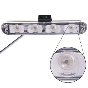 Detaliu de prim-plan al modulului stroboscop LED albastru cu 4 LED-uri și lentilă transparentă pentru dispersie clară a luminii.