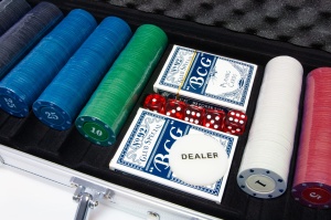 Set Poker, Craps & Blackjack cu 500 Jetoane, 2 Pachete Carti, 5 Zaruri si Jeton Dealer – Servieta Eleganta cu Cheie si Protectie din Spuma - Img 9