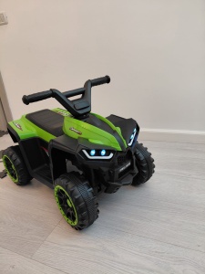ATV electric copii 2–4 ani: dublu motor, control prin pedală, lumini + muzică, USB/AUX, mers înainte/înapoi
