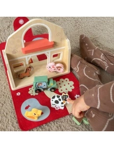 Set Ferma din Lemn Portabila, 11 Figurine si Accesorii, Casa Pliabila cu Maner, de la 18 luni - Img 3