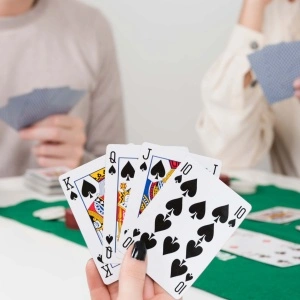Set Poker, Craps & Blackjack cu 500 Jetoane, 2 Pachete Carti, 5 Zaruri si Jeton Dealer – Servieta Eleganta cu Cheie si Protectie din Spuma - Img 10