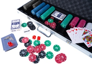 Set Poker, Craps & Blackjack cu 500 Jetoane, 2 Pachete Carti, 5 Zaruri si Jeton Dealer – Servieta Eleganta cu Cheie si Protectie din Spuma - Img 4