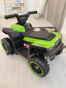 ATV electric copii 2–4 ani: dublu motor, control prin pedală, lumini + muzică, USB/AUX, mers înainte/înapoi - Img 4