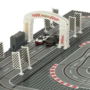 Pista Electrică de Curse 64x64 cm cu 2 Mașini și Controlere – Set Construcție Inclus - Img 4