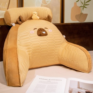 Perna Multifunctionala, Spatar pentru Pat, Protectie Lombara, Marime Medie, 60 x 40 cm, din Latex, Model Capybara cu Ratusca in Cap, Maro deschis
