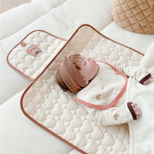 Patura Multifunctionala, pentru Schimbat Scutec, Impermeabila, din Bumbac, 50 x 70 cm, Portabila, Model Veverita, Bej - Img 3