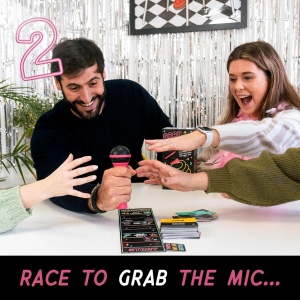 Joc de Societate Grab The Mic, Tip Karaoke, 125 de Carti cu Cuvinte, Microfon din Spuma, Tabla de Joc, Jetoane, 11.5 x 22 x 7 cm, Negru/Roz - Img 5