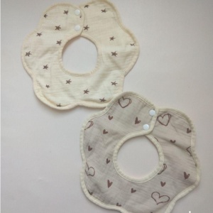 Baveta Tip Floare, din Bumbac, pentru Copii 0-12 Luni, Rezistenta la apa, cu Capse, Model cu Inimioare, 26 x 29 cm, Crem - Img 2