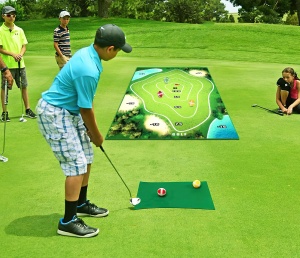 Set de Golf, Interactiune Parinte-Copil, Covor de Golf, 140 x 98 cm, 4 Mingii cu Scai, 3 Crose Reglabile, Model C, +3 Ani, Multicolor - Img 6