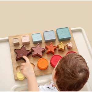 Jucarie Educativa, +12 Luni, Tip Montessori, din Lemn si Silicon, Forme Geometrice Stivuibile, 15 Piese, 27 x 19 cm, Multicolor - Img 2