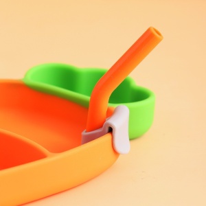 Set diversificare bebelusi din silicon, 1 farfurie compartimentata in forma de morcov, lingurita si furculita, pai, perie pai, fara alergeni, ventuza fixare - Img 4