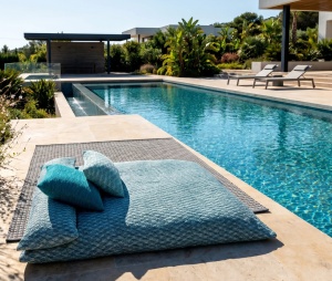 Șezlong din puf la comandă – Relaxare totală pentru terasă și piscină
