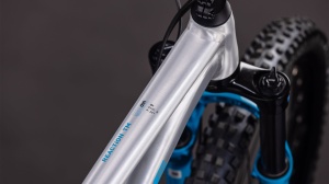 BICICLETA CUBE REACTION TM ONE RAWMETAL BLUE 2026 - Img 3