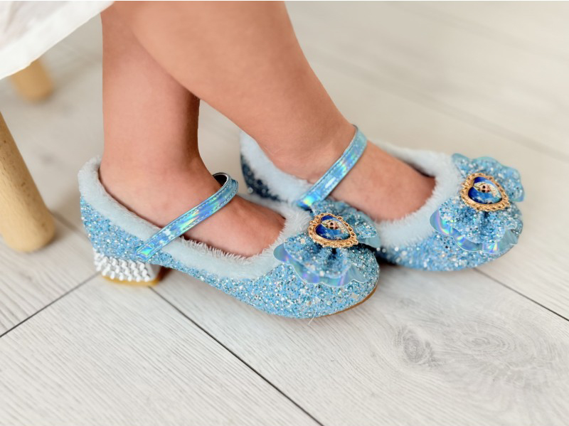 Prințese, Supereroi și Pelerine Magice – Ținutele de carnaval încep Aici!