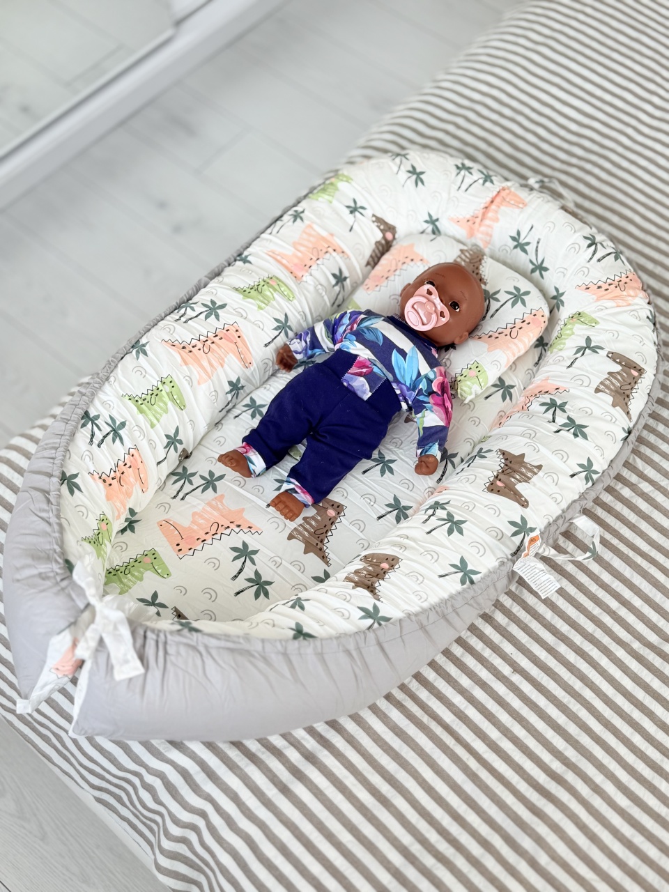 Baby Nest cu pernuță, bumbac, husă detașabilă, model crocodil, gri, Mixbo