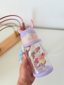 Cana cu Pai pentru Copii, cu Bareta, Plastic, Model Girafa, Mov, 600 ml - Img 3