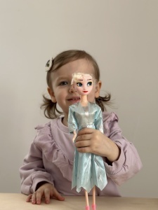Jucarie Papusa Regina Ghetii, Model 1, Plastic, 29 cm, Albastra cu Sclipici, 2 ani + - Img 3