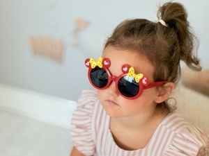 Ochelari de Soare pentru Copii, Marime Universala, Rosu cu Fundite Galbene, Plastic - Img 2