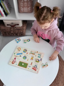 Puzzle Montessori din Lemn, Model Sala de Clasa ,11 Piese, Dimensiune 30x22.5 cm