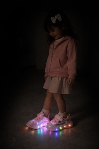 Adidași pentru Copii Roz cu LED, Talpă Luminoasă Multicoloră, Închidere cu Scai și Design cu Personaje Vesele - Img 3