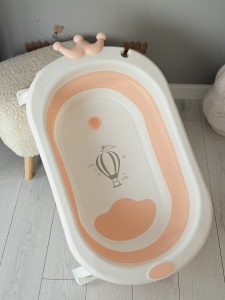 Cadita Pliabila pentru Bebe, Plastic, cu dop de Scurgere si Picioare, Peach si Alb, 87 cm x 49 cm x 25 H