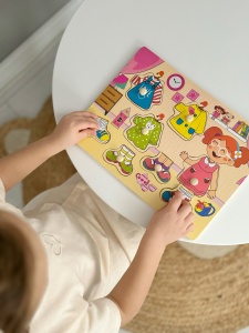 Puzzle Montessori din Lemn, Model Imbraca Fetita, 8 Piese, Dimensiune 30x22.5 cm - Img 4
