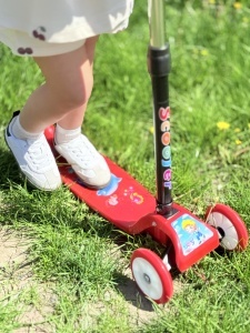 Trotineta Pentru Copii cu Desene, Plastic Rezistent, Rosu - Img 2