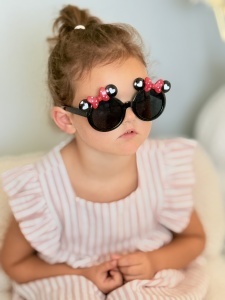 Ochelari de Soare pentru Copii, Marime Universala, Negri cu Fundite Rosii, Plastic