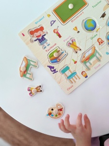 Puzzle Montessori din Lemn, Model Sala de Clasa ,11 Piese, Dimensiune 30x22.5 cm - Img 2