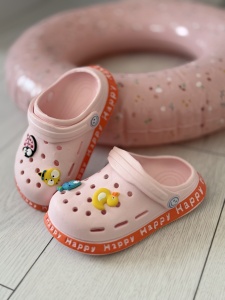 Saboți Copii Tip Crocs din Spumă cu Accesorii 3D Detașabile, Baretă Reglabilă, Talpă Antiderapantă, Roz - Img 10