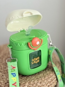 Sticla de Apa pentru Copii, model Dinozaur, cu Bareta si Pai, Verde, 500 ml - Img 3