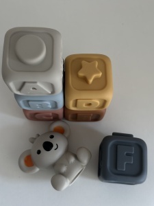 Jucarie Piramida Pentru Bebelusi, Silicon, Cuburi Conectabile 3D, Koola 6 Luni+, Multicolor, 7 Piese - Img 6